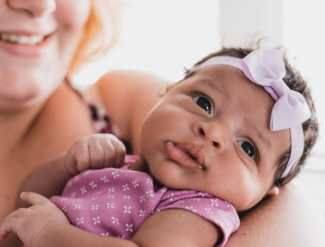 Close-up-of-mom-holding-newborn-in-arms-Bradenton-Florida